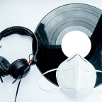 deejay kit: a FFP2 mask, headphones, a vinyl to play in discos after the 2019 coronavirus.