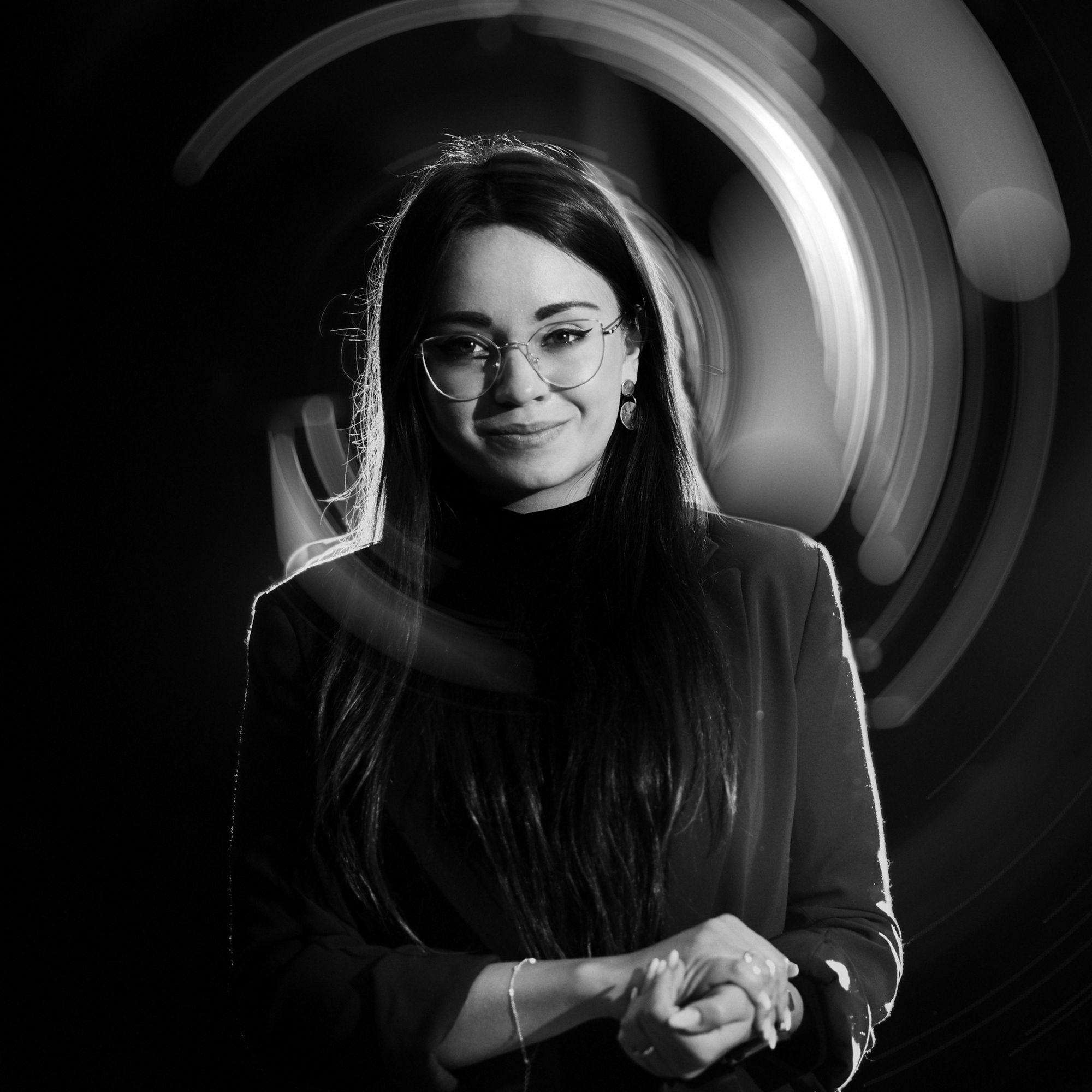 Dominika Spodniewska w smugach świateł sceny, czarno-białe